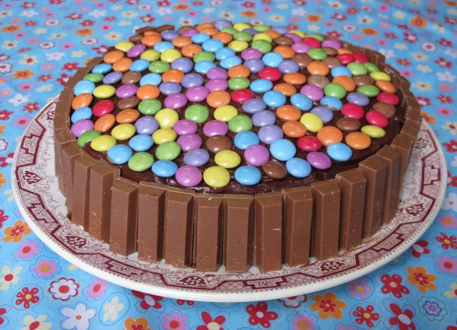 Gâteau au chocolat, kit kat et smarties