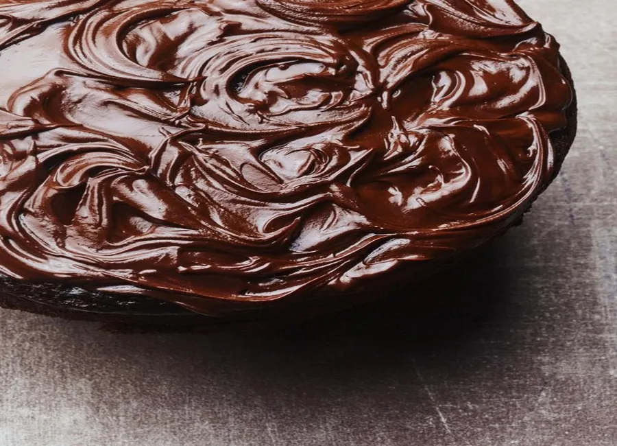 Gâteau au chocolat noir, glaçage chocolat