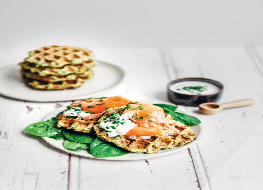 Gaufres courgette, truite fumée et sauce au yaourt