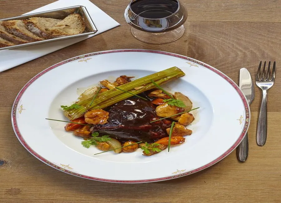 Gigot d'agneau, girolles et légumes