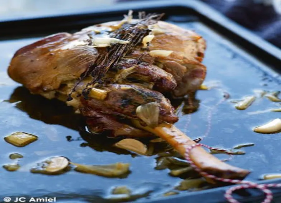 Gigot de 5 heures au vin blanc, miel et thym