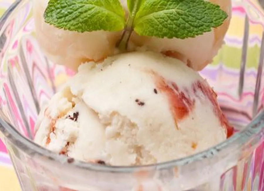 Glace à la menthe sur cerises