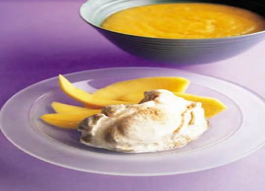 Glace au yaourt et coulis de mangue
