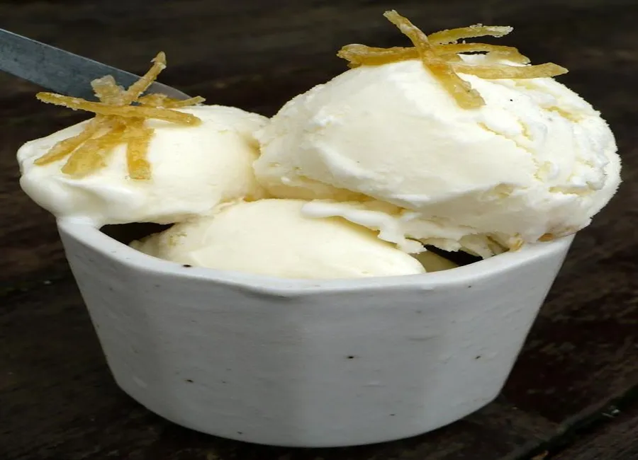 Glace au yaourt et zestes de citron confits