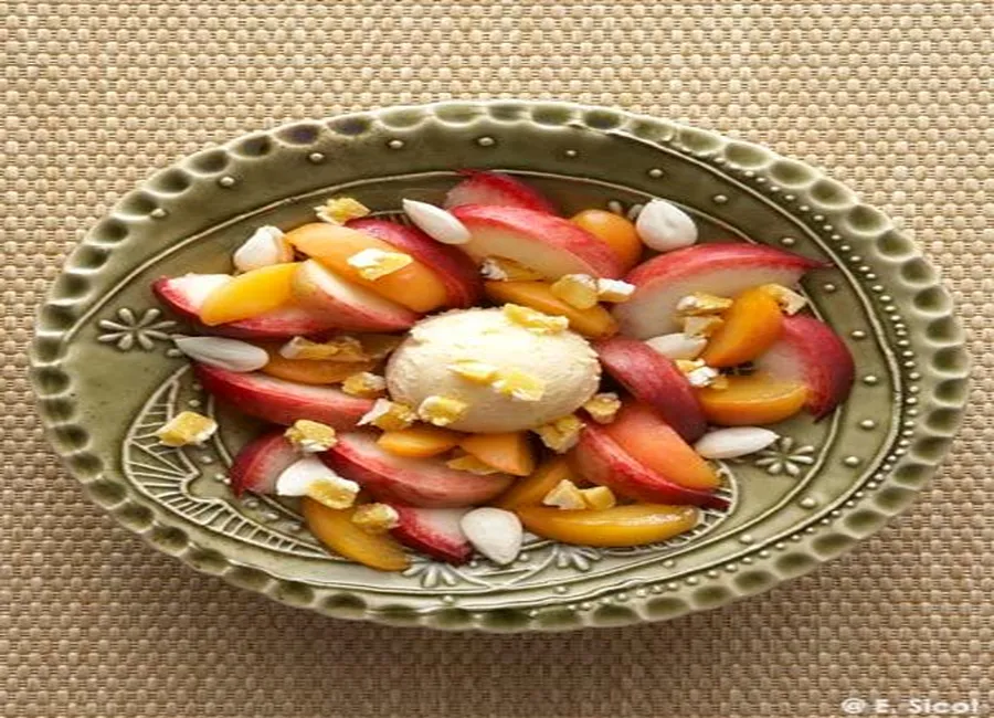 Glace aux calissons, fruits aux amandes