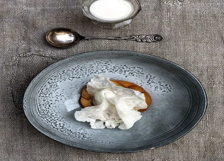 Glace d'amazake et pêches pochées