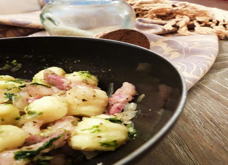 Gnocchi au pesto et poitrine fumée
