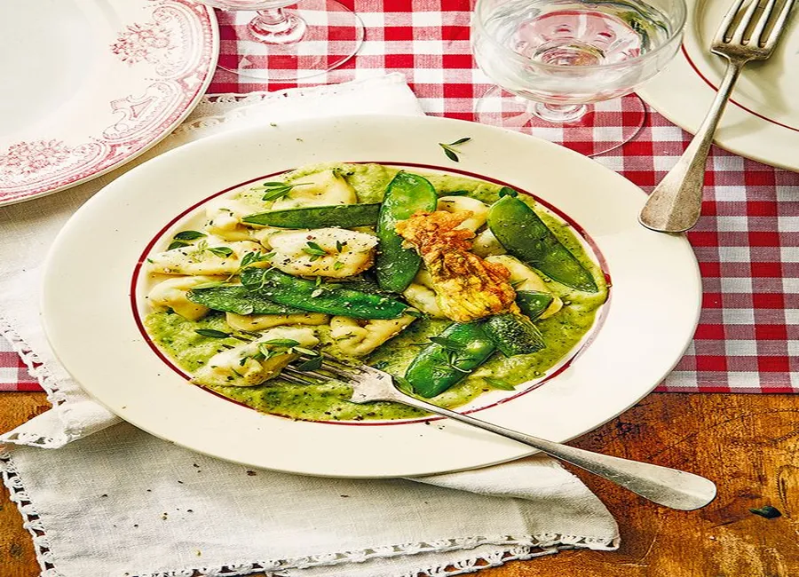 Gnocchi de pommes de terre aux herbes, crème et fleurs de courgettes