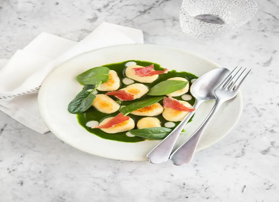 Gnocchis, crème d'épinard et jambon de parme