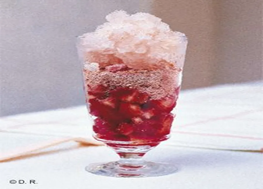 Granité champagne, fraises et biscuits de reims