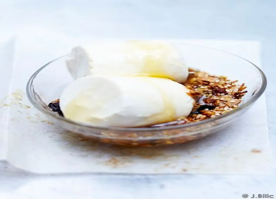 Granola et petits suisses au miel