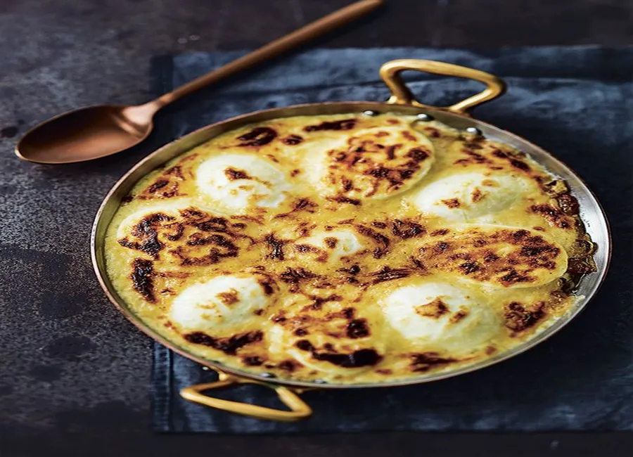 Gratin d'oeufs durs et fondue d'oignons à la sauce mornay