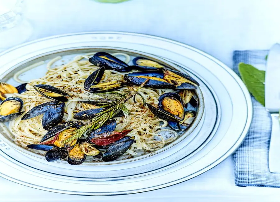Moules et pâtes au curry