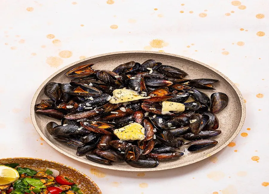 Moules fumées aux aiguilles de pin