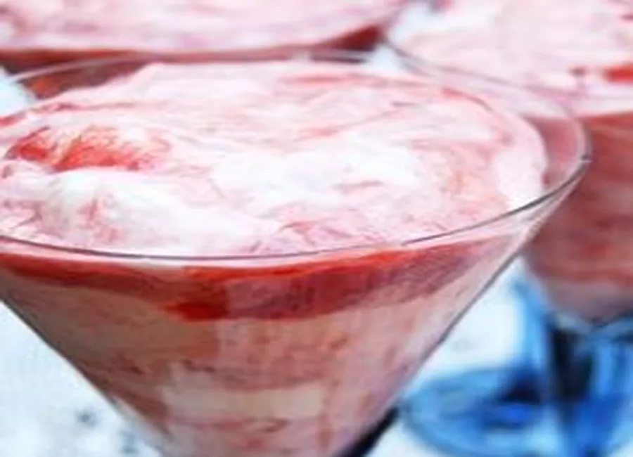 Mousse à la rhubarbe et aux fraises