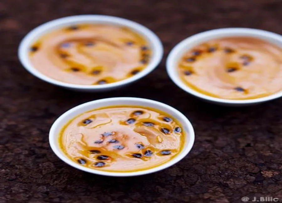 Mousse au chocolat à la crème, coulis passion
