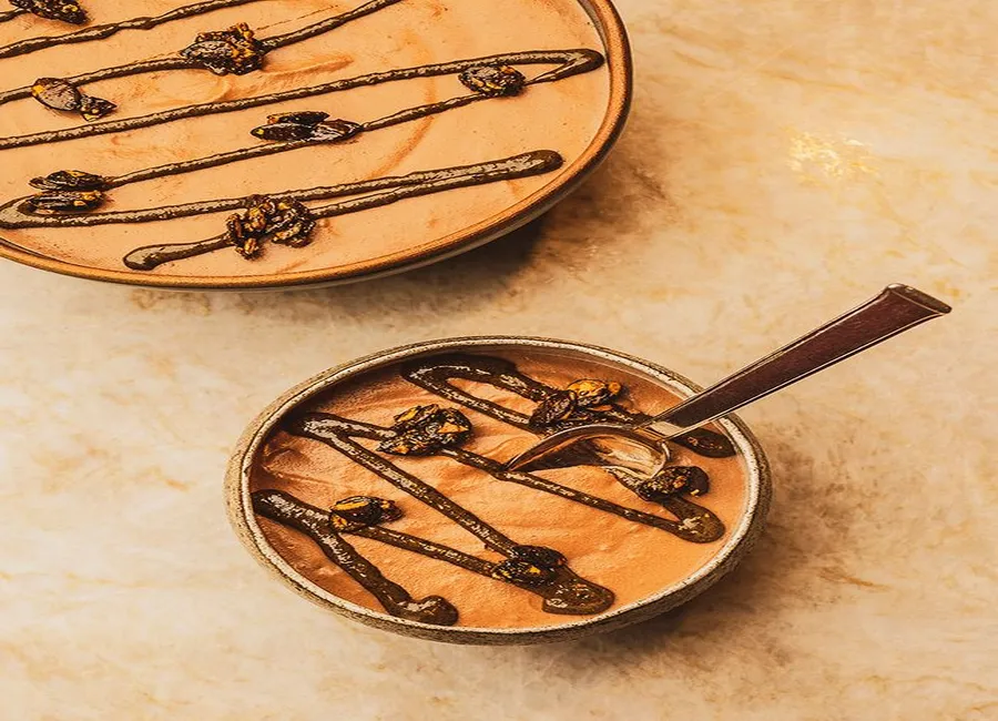 Mousse au chocolat, praliné, graines de courge caramélisées