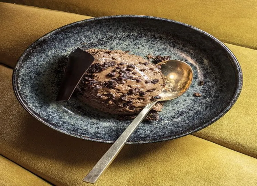Mousse aux chocolats noir et blanc, nougatine au grué de cacao et fleur de sel