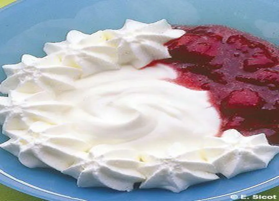 Mousse blanche et confiture de fraises