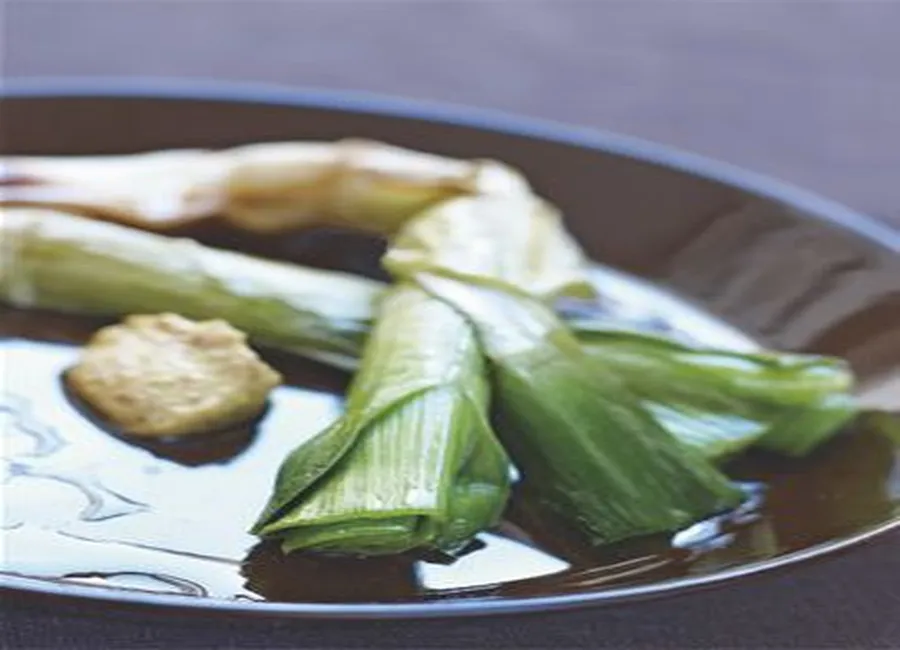Poireaux grillés et vinaigrette à la moutarde d'orléans