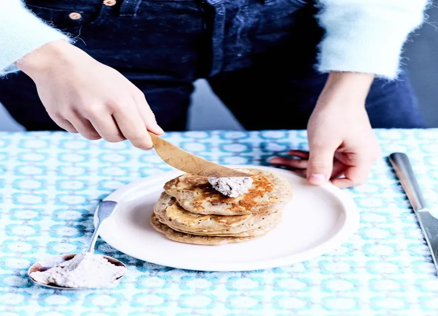 Pancakes au beurre de noisette et pomme