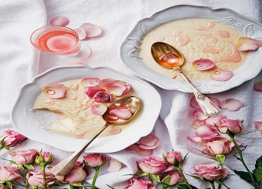 Panna cotta à la rose, coco et cardamome