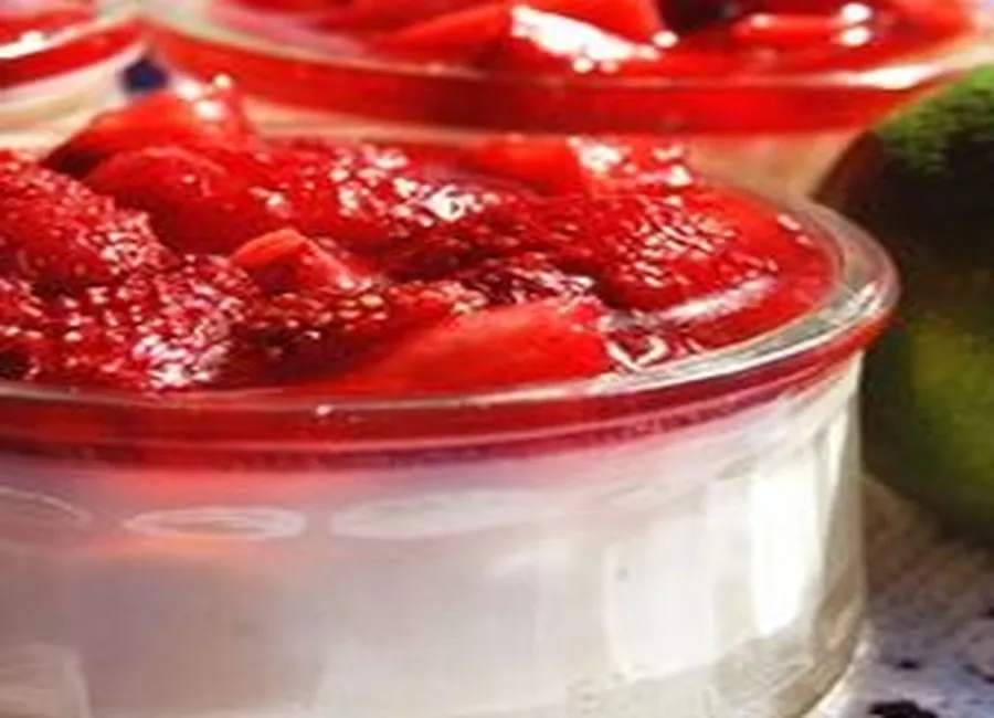 Panna cotta au lait de coco et à la lime, salade de fraises à la mélisse