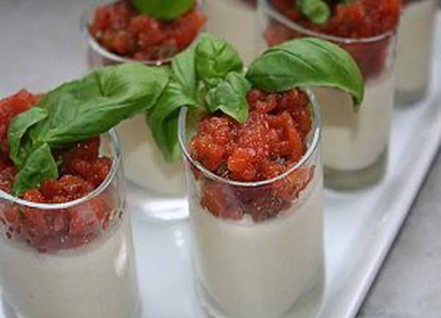 Panna cotta d'asperges, gelée de tomates basilic