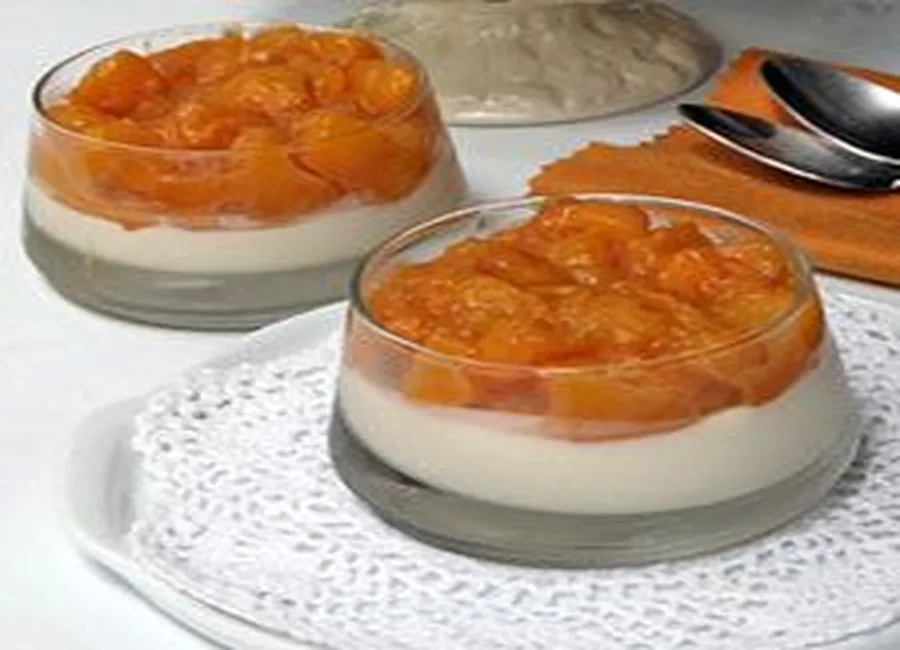 Panna cotta de yogourt à la sapote, compotée de pêches au sirop d'érable