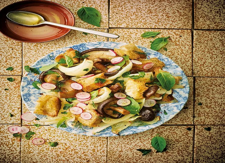 Panzanella aux shiitake et aux oignons