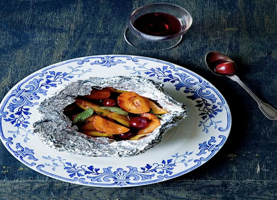 Papillotes de fruits au sirop de vin rouge