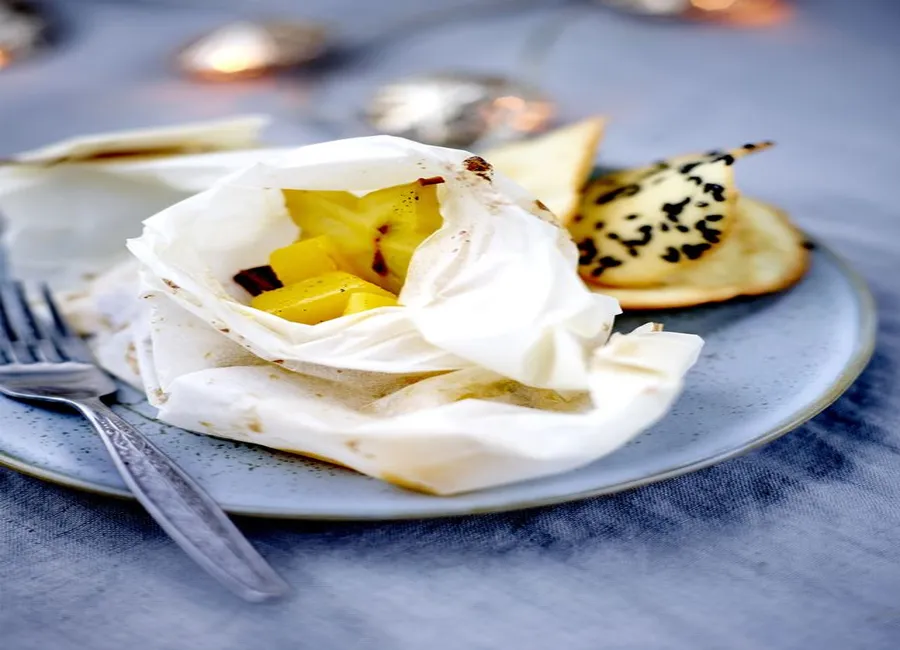 Papillotes de mangue aux épices, tuiles au sésame noir