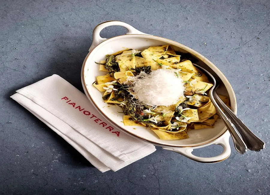 Pappardelle aux broccoletti, tomates piennolo du vésuve et ricotta salée