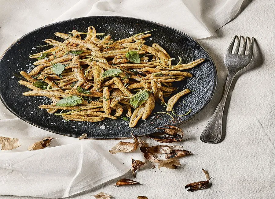 Pâtes à l'ail noir, basilic, et thym