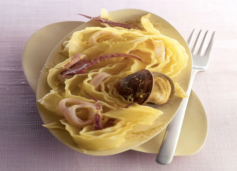 Pâtes au citron, calamars et palourdes