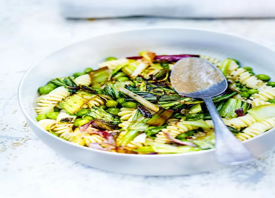 Pâtes aux légumes et au tahiné