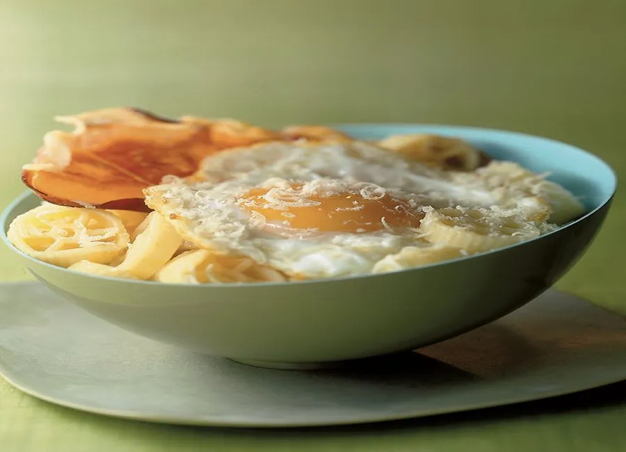 Pâtes aux oeufs frits et jambon croustillant