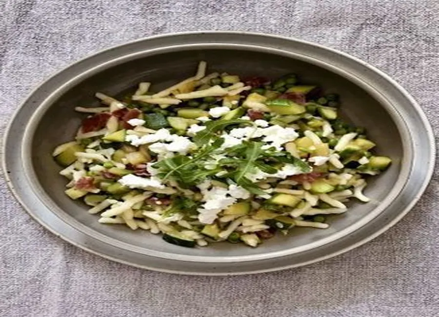 Pâtes, courgettes, truite fumée et feta
