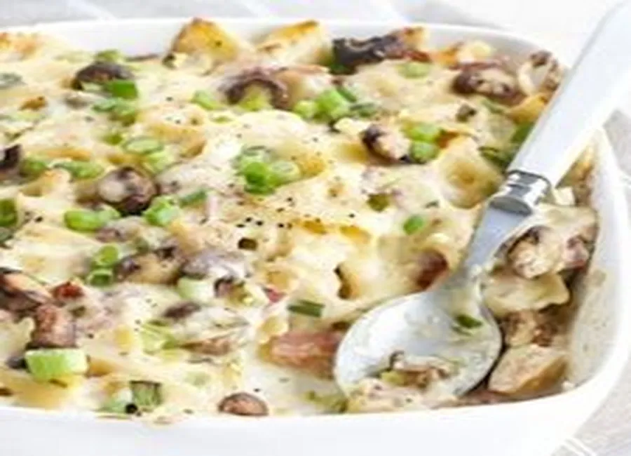 Pâtes crémeuses gratinées au jambon et champignons