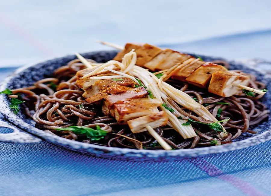 Pâtes soba, brochettes de tofu et enokis sautés