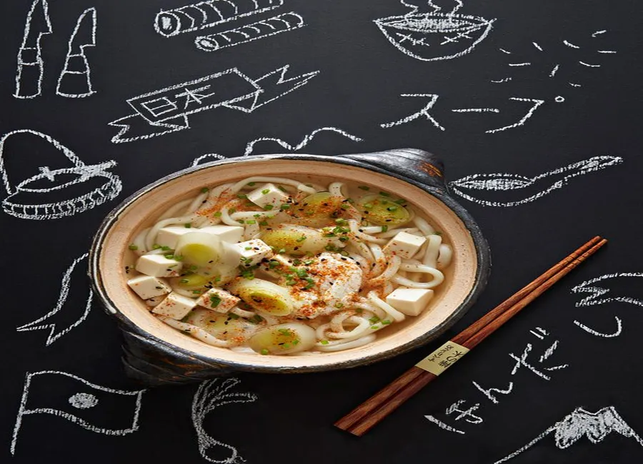 Pâtes udon au tofu et poireaux