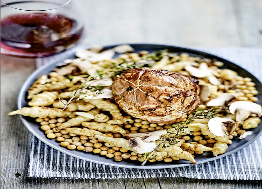 Paupiettes, risotto de pois blonds, crosnes et champignons frais