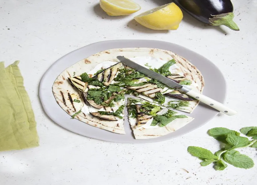 Pizzas aux aubergines sur pain pita
