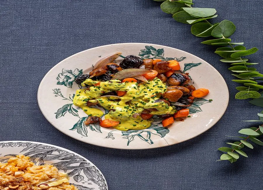 Poêlée de châtaignes et pruneaux, sauce à la feuille de dreux