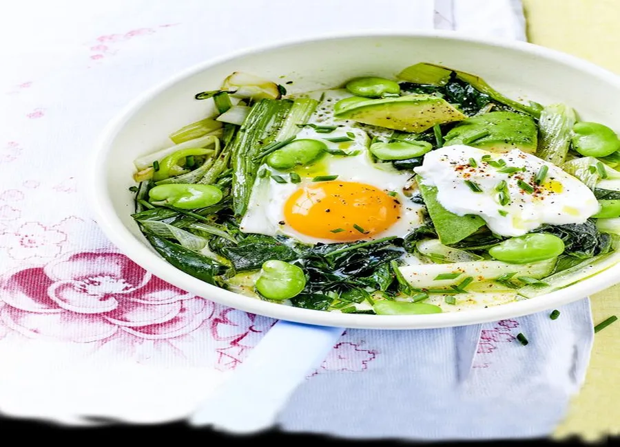Poêlée de légumes et avocat, oeufs au plat et labné