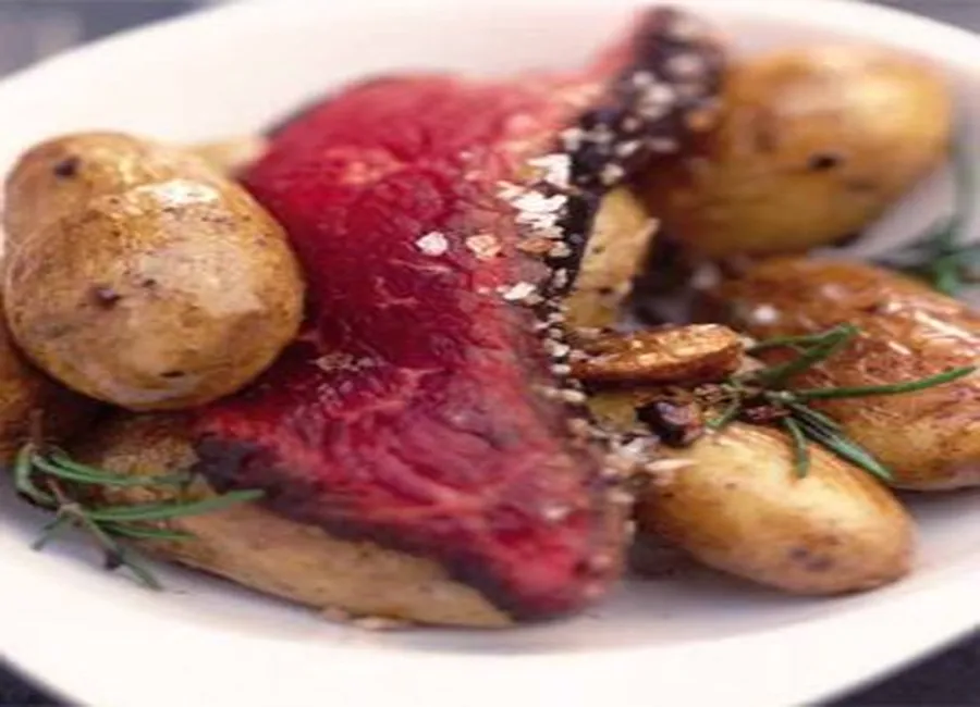 Poire grillée au sel, pommes de terre rissolées au romarin