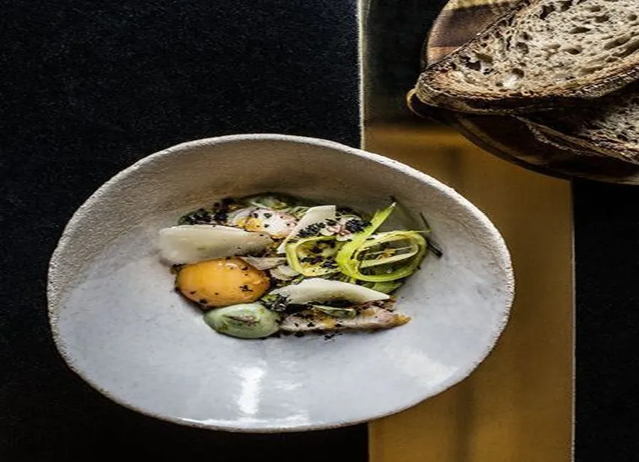 Poireaux grillés, oeufs confits, anguille fumée et poutargue
