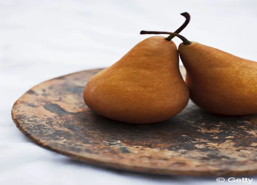 Poires fumées au thé noir et cardamome