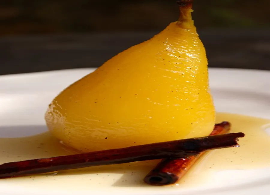 Poires pochées au miel et aux épices