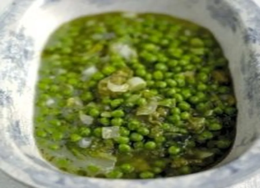 Pois braisés avec ciboulette et laitue